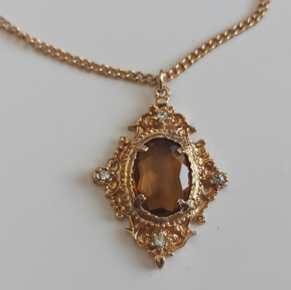 Elegant Gold Pendant Necklace